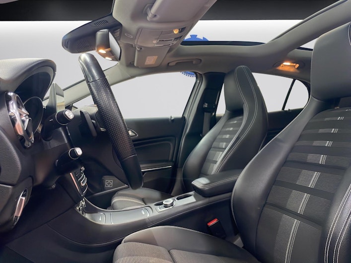 Vehicle image MERCEDES-BENZ GLA 200