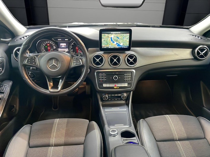 Vehicle image MERCEDES-BENZ GLA 200