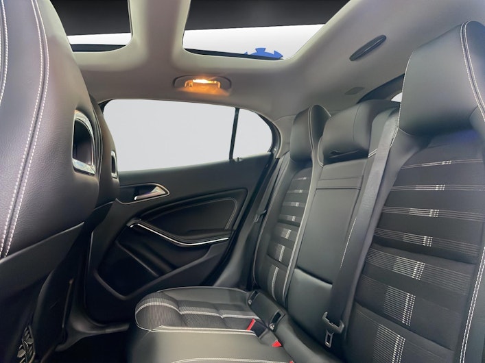 Vehicle image MERCEDES-BENZ GLA 200