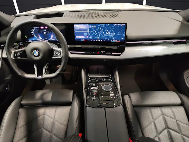 BMW 520d xDrive Touring/Attraktiven Leasingzinssatz ab 1,9 % bei Abschluss einer BMW Fahrzeugversicherung.