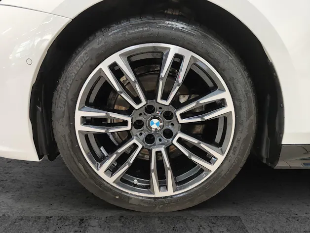 BMW 520d xDrive Touring/Attraktiven Leasingzinssatz ab 1,9 % bei Abschluss einer BMW Fahrzeugversicherung.