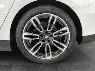 BMW 520d xDrive Touring/Attraktiven Leasingzinssatz ab 1,9 % bei Abschluss einer BMW Fahrzeugversicherung.
