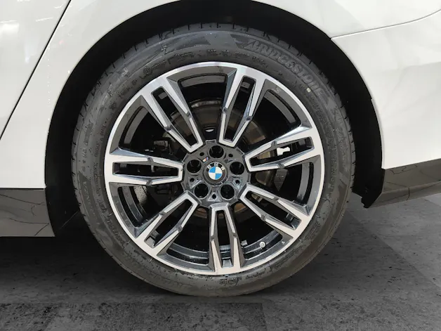 BMW 520d xDrive Touring/Attraktiven Leasingzinssatz ab 1,9 % bei Abschluss einer BMW Fahrzeugversicherung.