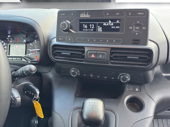 Vehicle image 16 Vehicle image 16