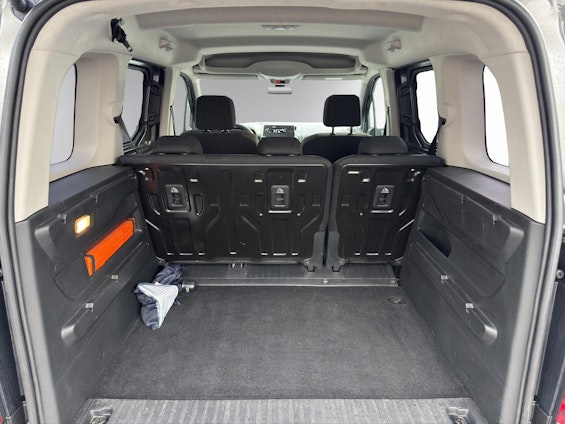 Vehicle image 17 Vehicle image 17