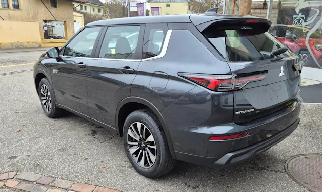 Mitsubishi Outlander 2.4 PHEV Inform Helvetia