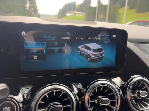 MERCEDES-BENZ EQA 300 Swiss Star Progressive 4matic