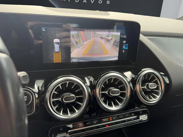 MERCEDES-BENZ EQA 300 Swiss Star Progressive 4matic