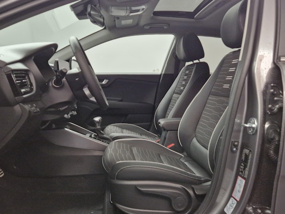 Vehicle image 4 Vehicle image 4