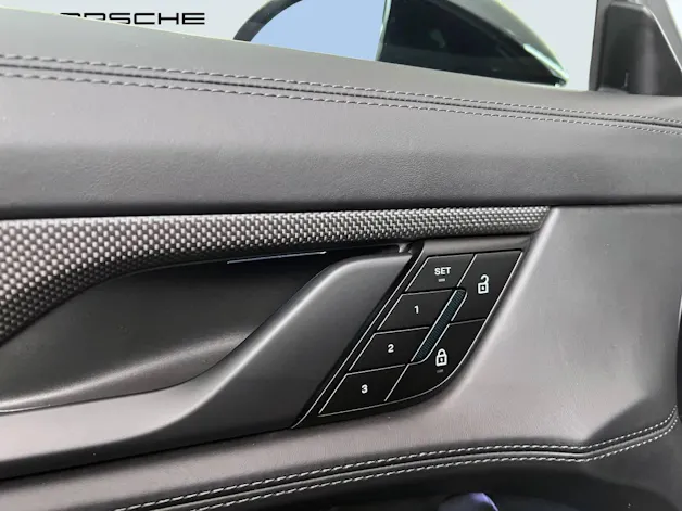 Porsche Taycan Turbo S Cross Turismo