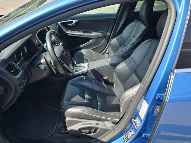 VOLVO V60 2.0 T6 Mome. R-Design AWD S/S
