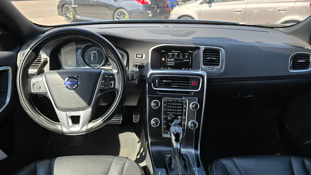 VOLVO V60 2.0 T6 Mome. R-Design AWD S/S