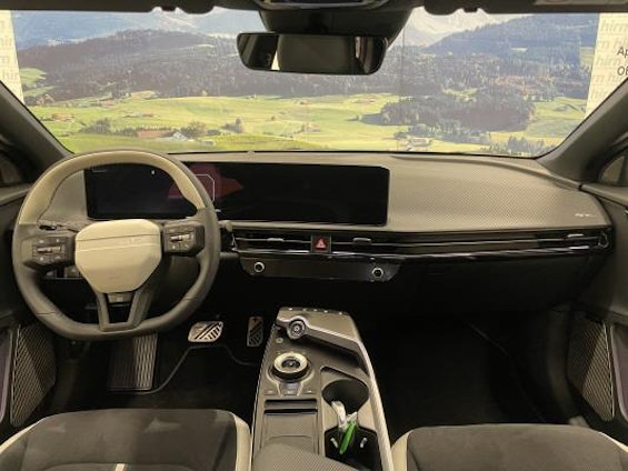 Vehicle image 4 Vehicle image 4