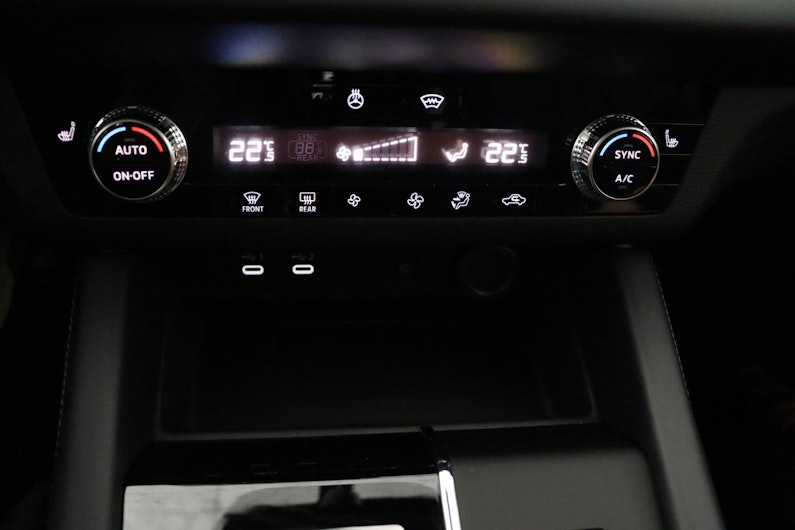 Vehicle image MITSUBISHI OUTLANDER