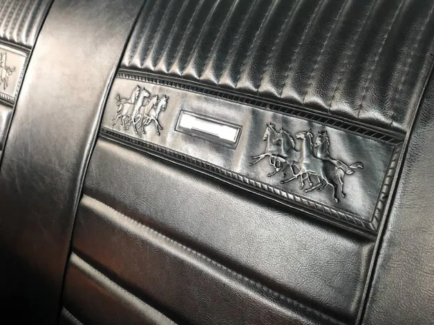 Ford MUSTANG V8
