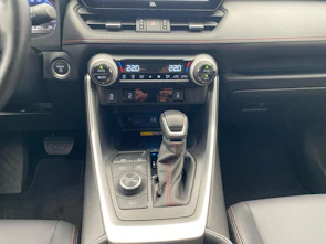 Fahrzeugbild TOYOTA RAV4 2.5 Plug-In-Hybrid Premium / Jetzt Leasing ab 0.99% oder Cash-Prämie CHF 3'000.00