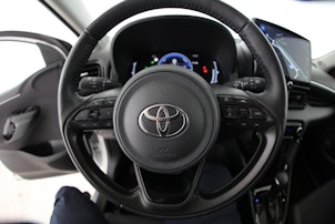 Vehicle image TOYOTA Yaris 1.5 VVT-i HSD Trend