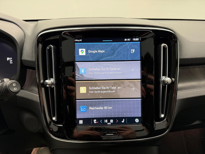 Vehicle image VOLVO XC40