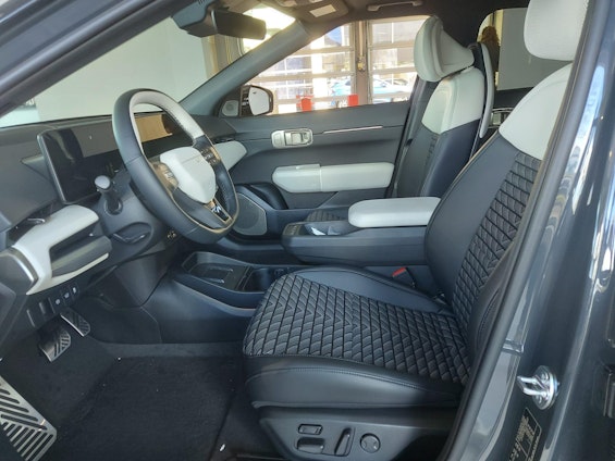 Vehicle image 4 Vehicle image 4