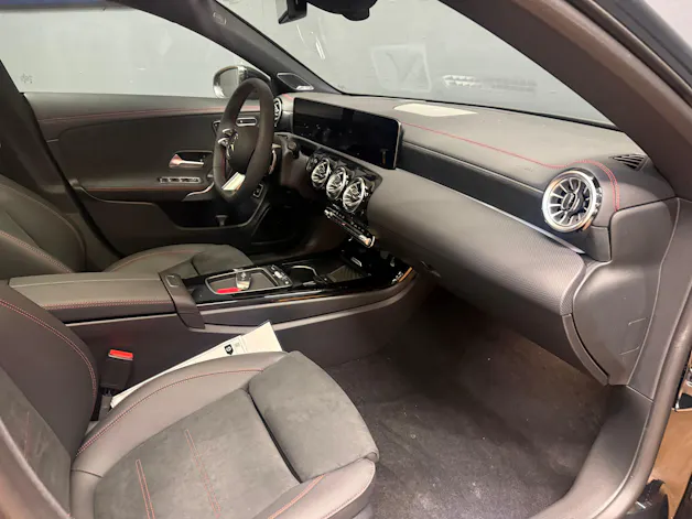 Mercedes-Benz CLA 250 4M - DISTRONIC / 360 Grad Kamera / Head-Up Display
