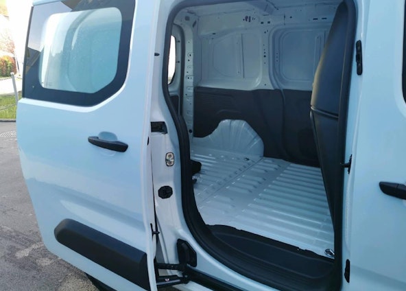 Vehicle image 14 Vehicle image 14