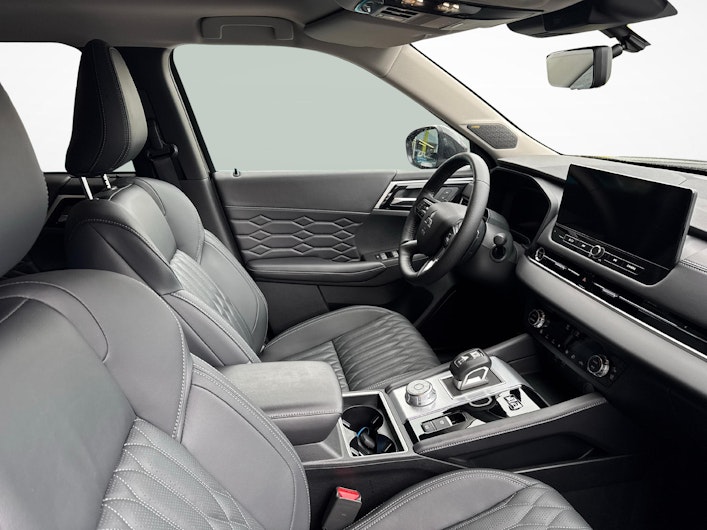 Vehicle image MITSUBISHI OUTLANDER