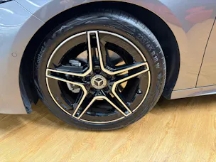 Mercedes-Benz A 200 - AMG - Limousine / 360 Grad Kamera / Panorama-Dach / Multibeam LED