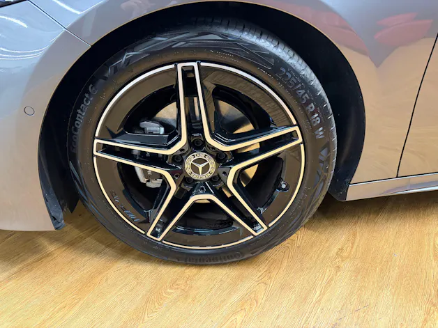 Mercedes-Benz A 200 - AMG - Limousine / 360 Grad Kamera / Panorama-Dach / Multibeam LED