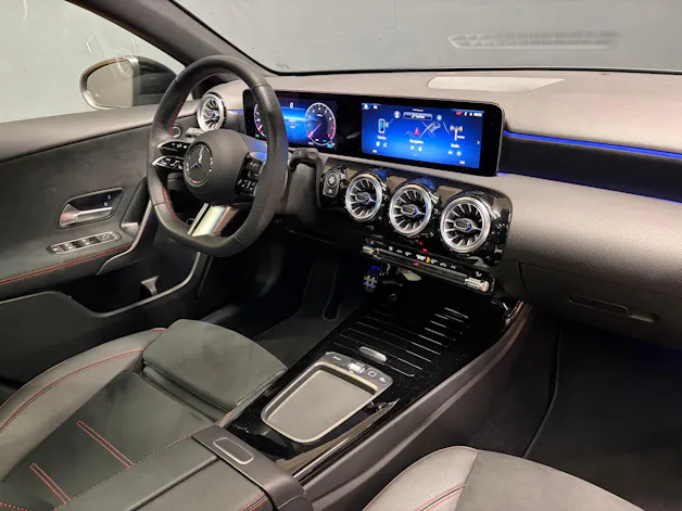 Mercedes-Benz A 200 - AMG - Limousine / 360 Grad Kamera / Panorama-Dach / Multibeam LED