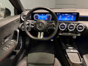 Mercedes-Benz A 200 - AMG - Limousine / 360 Grad Kamera / Panorama-Dach / Multibeam LED