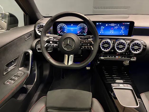 Mercedes-Benz A 200 - AMG - Limousine / 360 Grad Kamera / Panorama-Dach / Multibeam LED