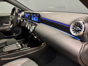 Mercedes-Benz A 200 - AMG - Limousine / 360 Grad Kamera / Panorama-Dach / Multibeam LED