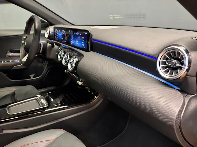 Mercedes-Benz A 200 - AMG - Limousine / 360 Grad Kamera / Panorama-Dach / Multibeam LED