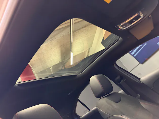 Mercedes-Benz A 200 - AMG - Limousine / 360 Grad Kamera / Panorama-Dach / Multibeam LED