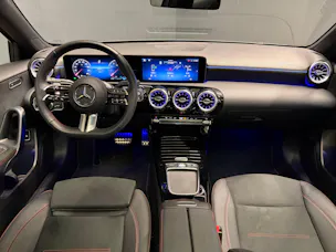Mercedes-Benz A 200 - AMG - Limousine / 360 Grad Kamera / Panorama-Dach / Multibeam LED