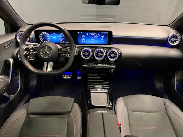Mercedes-Benz A 200 - AMG - Limousine / 360 Grad Kamera / Panorama-Dach / Multibeam LED