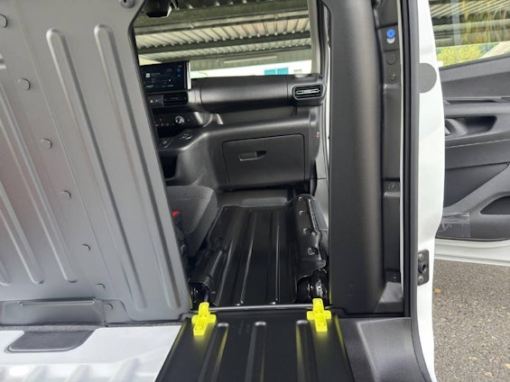 Vehicle image 14 Vehicle image 14