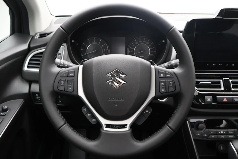 Fahrzeugbild SUZUKI S-CROSS