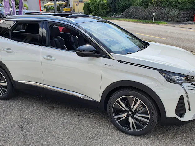 Peugeot 3008 300e Hybrid4 Allure Pack EAT8 Helvetia