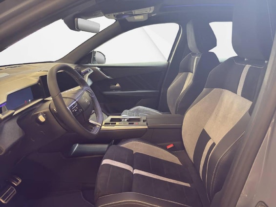 Vehicle image 4 Vehicle image 4