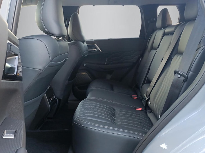 Vehicle image MITSUBISHI OUTLANDER