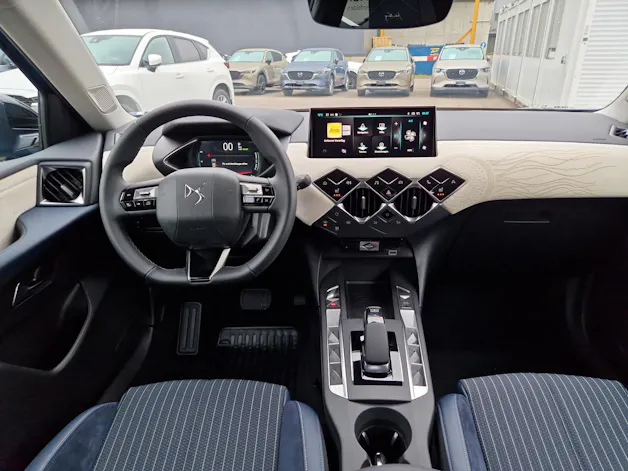 DS Automobiles 3 Crossback E-Tense Jules Verne