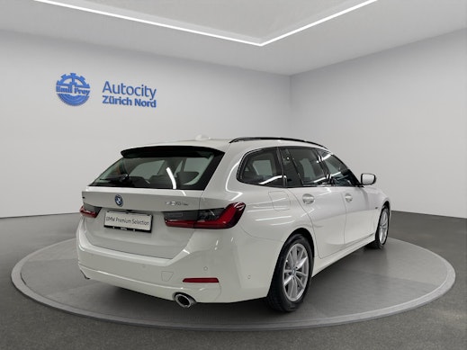 BMW 330e xDrive Touring 1