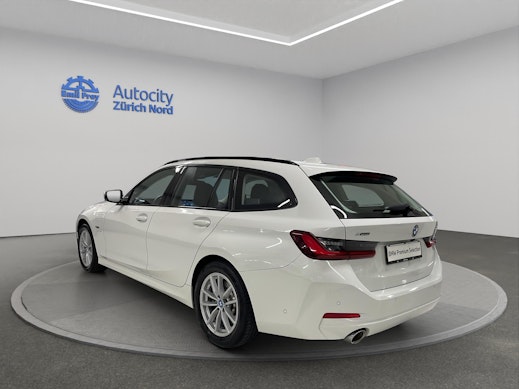 BMW 330e xDrive Touring 3