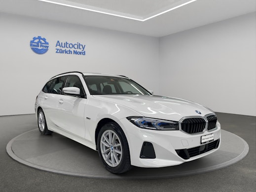BMW 330e xDrive Touring 2