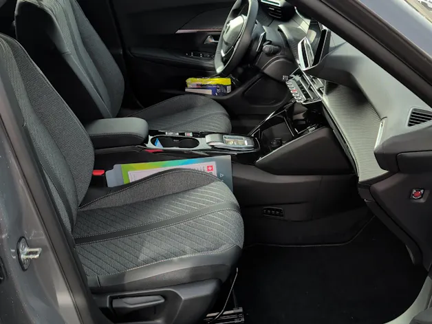 Peugeot 2008 1.2 Hybrid 145 Allure Premium