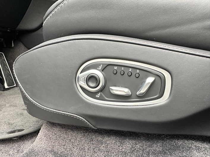 Vehicle image ASTON MARTIN DBX