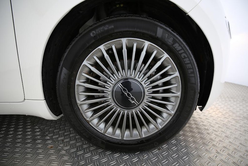 Vehicle image FIAT 500