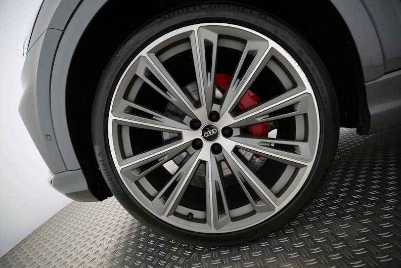 Vehicle image AUDI Q8