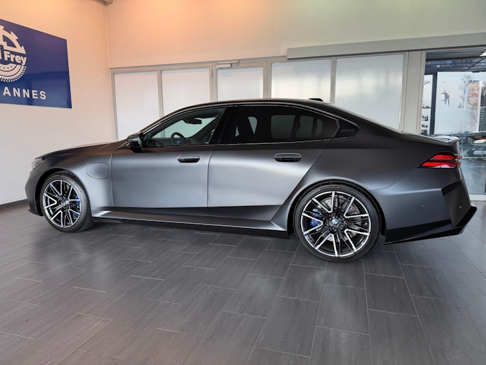 Vehicle image BMW 5 SERIES